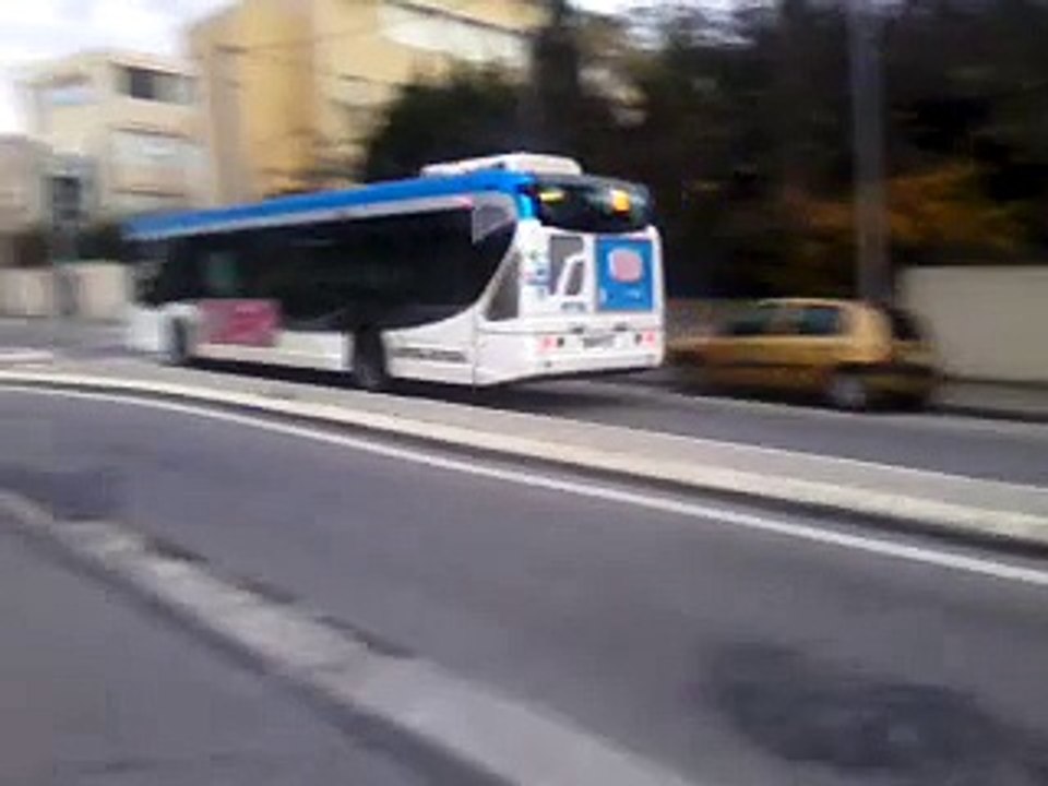 Passage, arrivé d'un GX 327 1155 et départ d'un GX 327 1156 sur la ligne 70 au Lycée Saint Exupéry