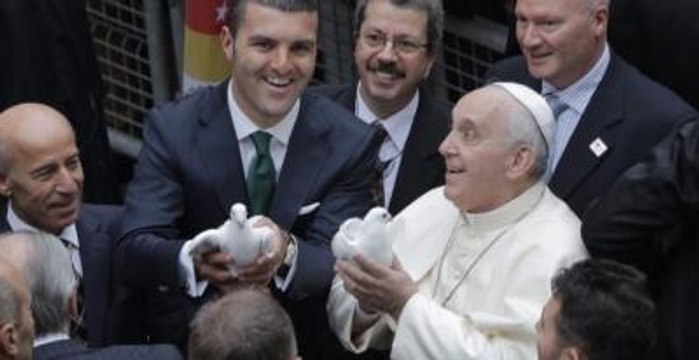 Emir Sarıgül, Papa ile Barış Güvercini Uçurdu