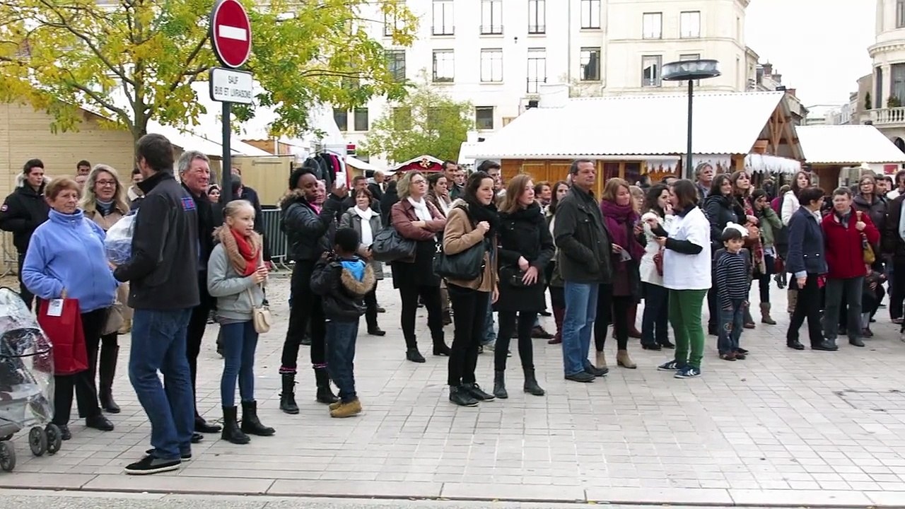 VIDEO. Poitiers : les militants d'Aides 86 défilent en centre-ville