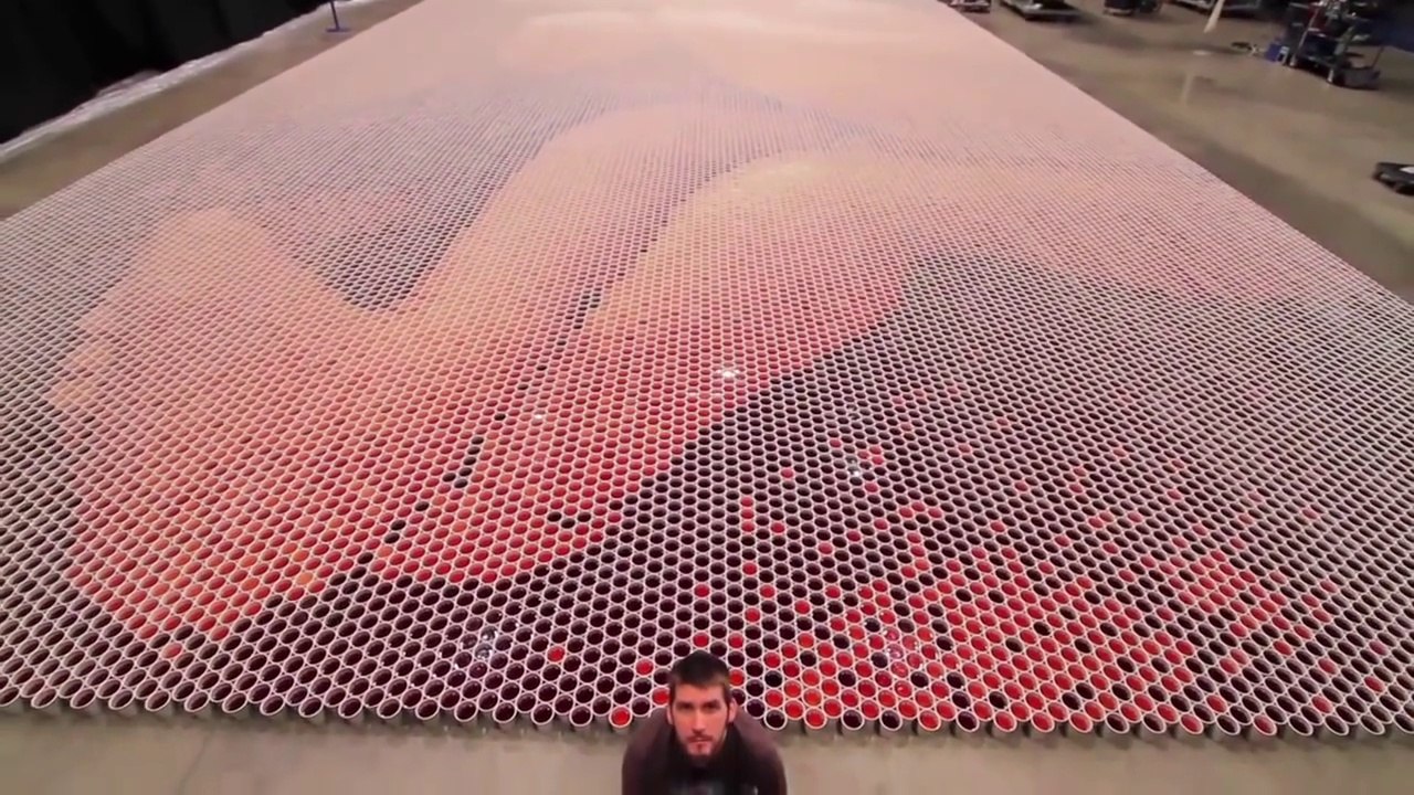 Plus grande mosaïque d'eau du monde : 1100 m2 de gobelets!