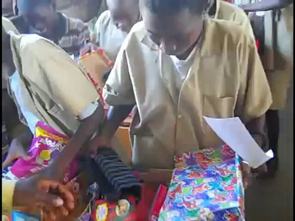 Des enfants ouvrent leurs cadeaux de Noël (Afrique)