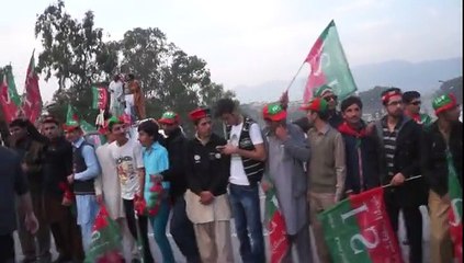 #ISFIslamabad Students Standing in a row to welcome @Asad_Umar before ##AzadiShowDown