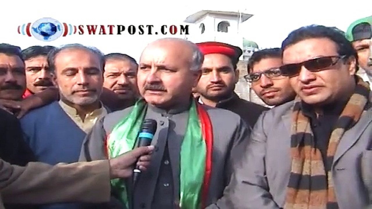 جلسے میں شر کت کیلئے پا کستان تحر یک انصا ف سوات کا قا فلہ روا ں دواں ہیں