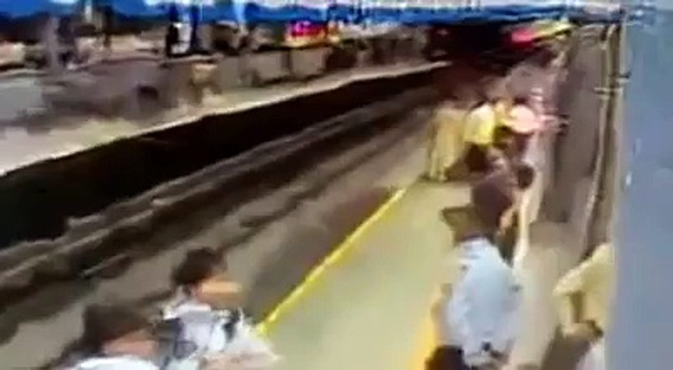 Shocking accident in metro train delhi...