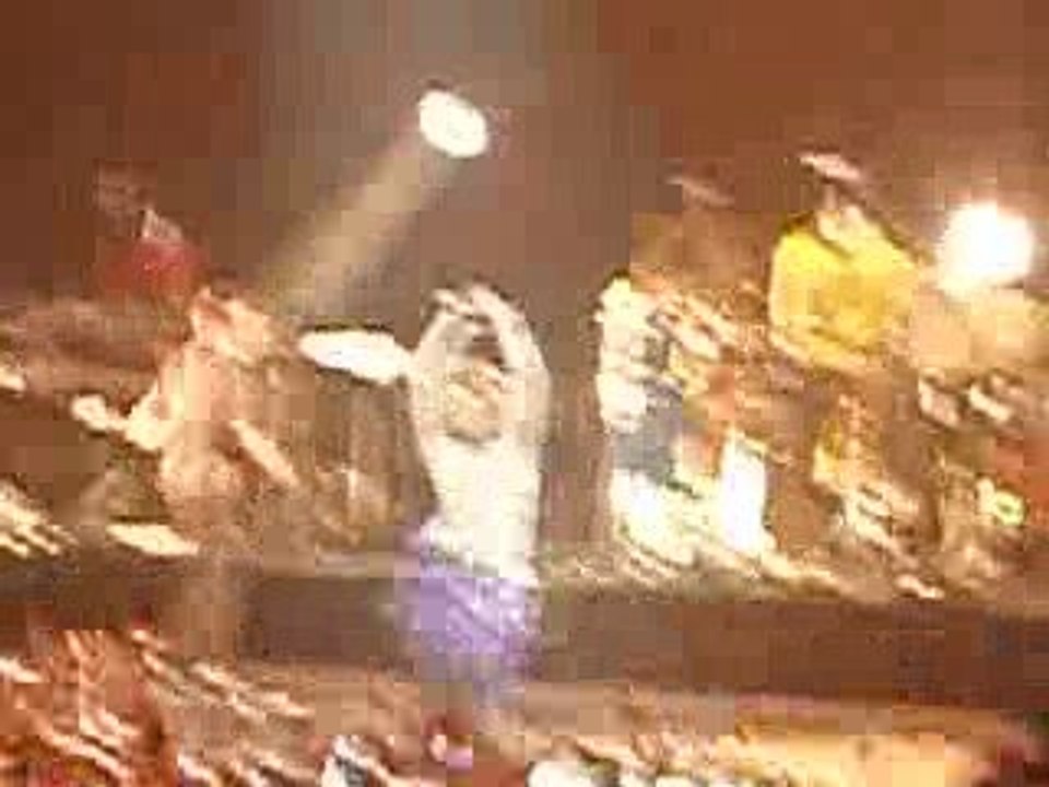 SHAKIRA " WHENEVER WHEREVER" (2) PARIS 16/02/07