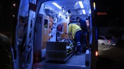 Karabük Aydınlatma Direğine Çarpan Otomobil İkiye Bölündü: 2 Yaralı