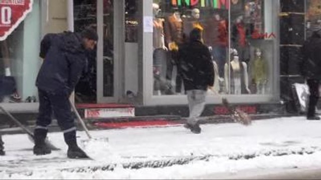 Kars Karda Kayan Tır'ı Kum Dökerek Kurtardılar