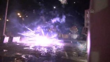 Göstericinin Polise Atmak İstediği Patlayıcı, Elinde Patladı