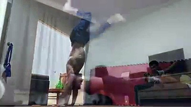 Simonster fait des pompes sans poser les pieds au sol