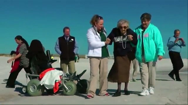 A 101 ans, elle découvre enfin l’océan : un rêve qui devient réalité !
