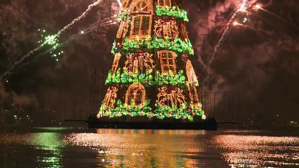 Maior árvore de Natal flutuante do mundo é acesa no Rio