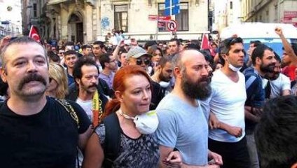 Ünlü Sanatçıya Çok Konuşulacak Çağrı