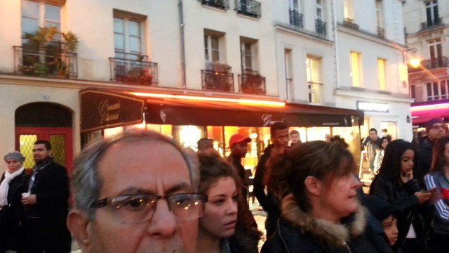 20141129_171533اعتصام للتضامن مع المدنيين في مدينة الرقة، بعد المجاز التي ارتكبها نظام بشار الأسد الإجرامي بحقهم عبر الطيران الحربي. الاعتصام نفذته الجالية السورية في فرنسا بمشاركة شخصيات ومنظمات لبنانية وفرنسية. باريس، ساحة الأبرياء في 29 نوفمبر 2014