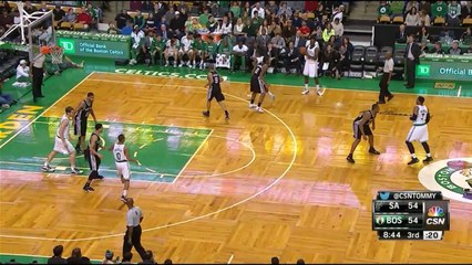 Le tomar main gauche de Jeff Green devant Tim Duncan