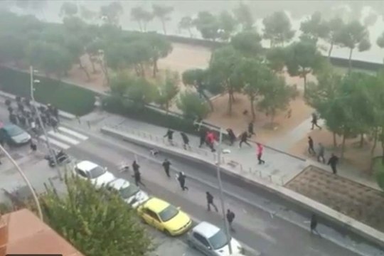 Veja a briga entre torcedores de Atlético de Madrid e La Coruña