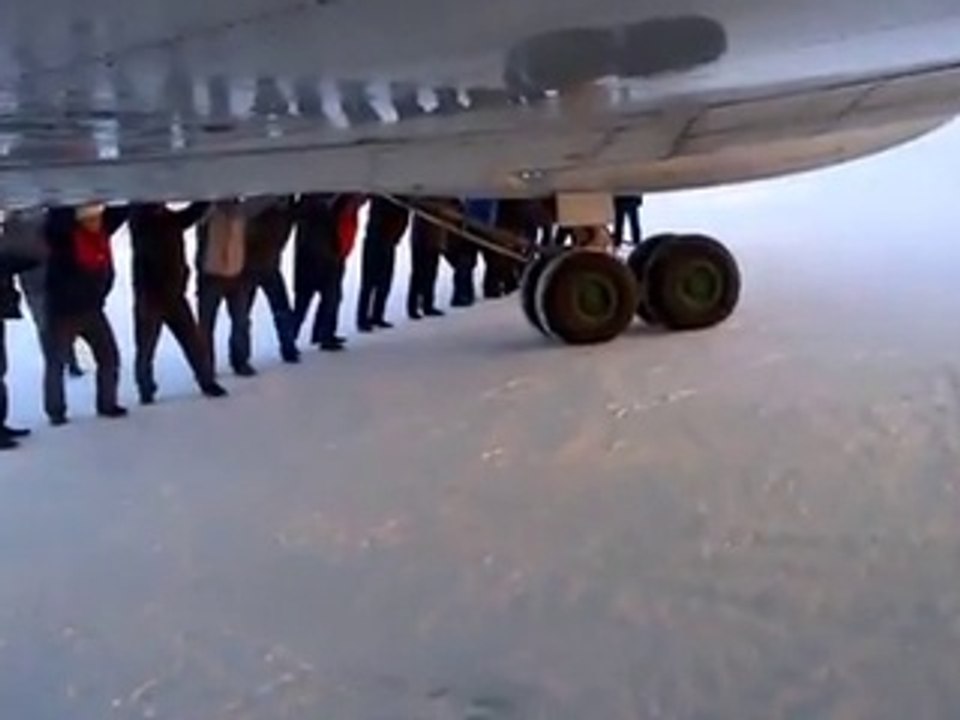 Ils poussent leur avion pour l’aider à décoller