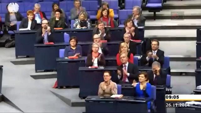 Сара снова добралась до горла Меркель! Ты развязываешь войну с Россией! Сделала нас вассалами США!