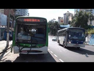 Acidente fere quatro pessoas e causa lentidão no centro