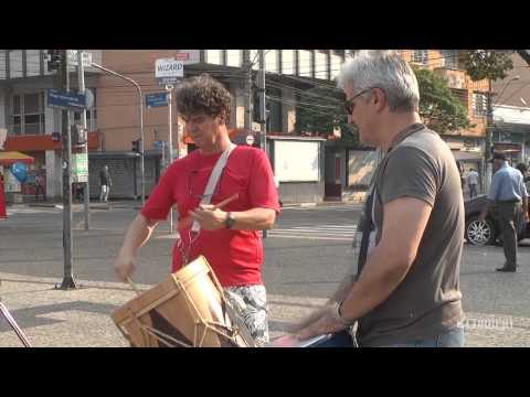 Grupo de pessoas realiza dança da chuva em Campinas