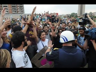 Falta d'água leva 400 pessoas para as ruas em Itu