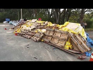Caminhão tomba com carga de cerveja em Joaquim Egídio