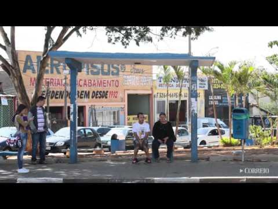 Passageiros sofrem em pontos sem proteção