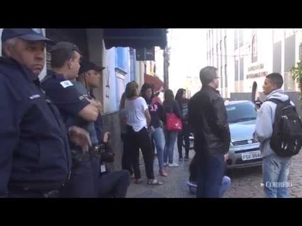 Alunos são barrados em escola e pais protestam
