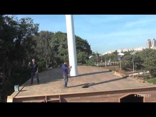 Técnicos da Marinha içam mastros da Caravela