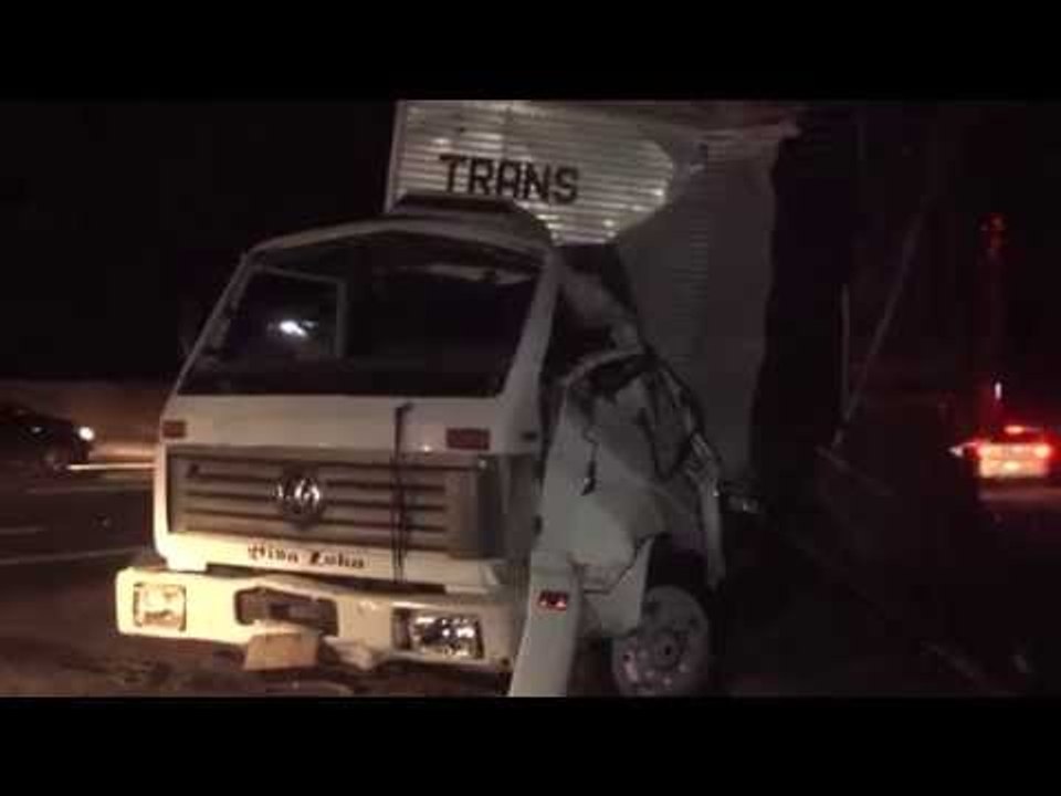 Motorista morre em acidente entre carretas na Anhanguera em Vinhedo