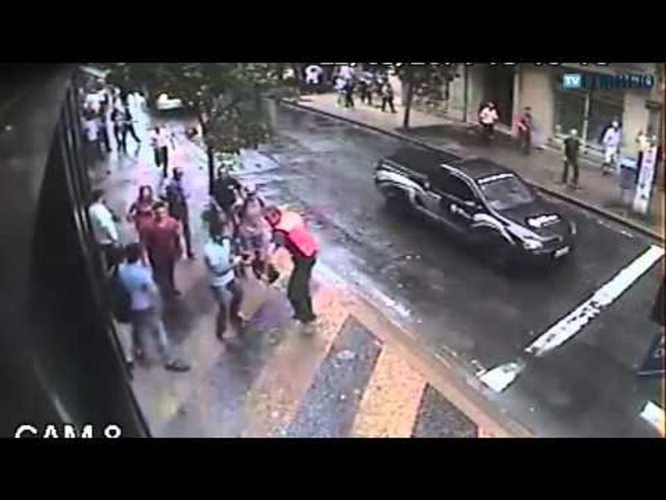 Vídeo flagra ladrão esfaqueando flanelinha