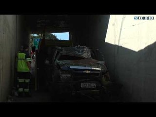 Carro perde controle e cai em viaduto da Rodovia D. Pedro I