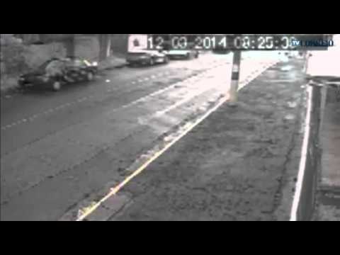 Câmeras de segurança flagram ladrões levando carro no Jardim do Lago