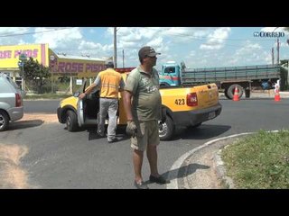 Veículo escolar tomba e fecha cruzamento na Av. John Boyd