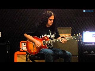 Guitarrista Ricky Fulani toca a  música Cura, do disco Fuzz Up