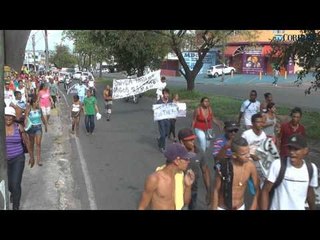 Manifestantes realizam passeata contra chacina no Ouro Verde