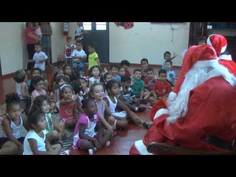 Papai Noel entrega presentes na Creche Bento Quirino
