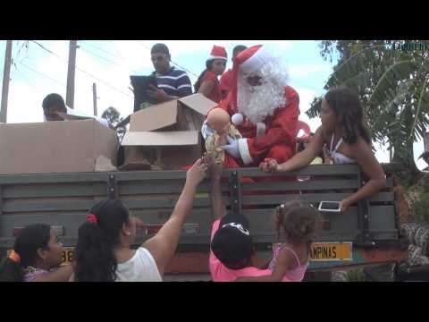 Papai Noel distribui brinquedos na periferia de Campinas