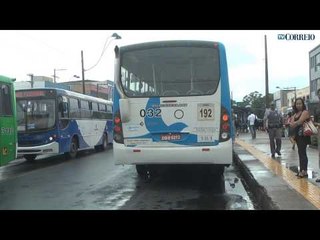 Jovem não respeita sinal e é atingida por ônibus