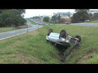 Motorista perde o controle e capota na Zeferino Vaz