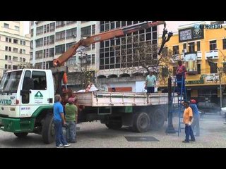 Postes antigos são retirados do Largo do Rosário