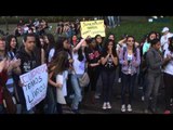 Estudantes protestam e param trânsito