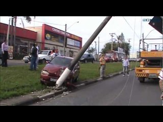 Carro derruba poste na John Boyd e complica trânsito