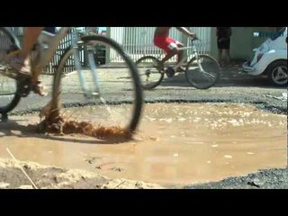 Buracos e esgoto tomam conta de bairros