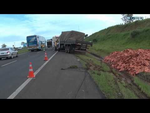 Dois caminhões batem e vítima fica presa nas ferragens