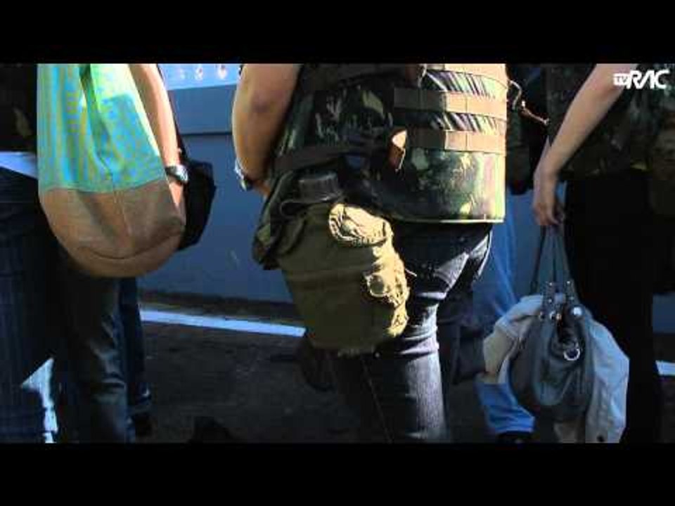 Estudantes fazem exercícios com exército