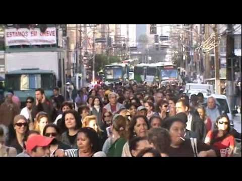 Servidores fazem passeata e mantêm a greve