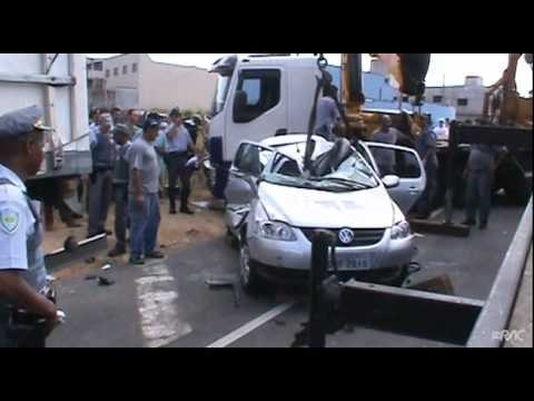 Ladrões ficam presos em ferragens após batida em caminhão