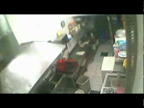 Câmeras de segurança flagram assalto em restaurante do Cambuí