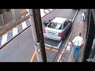 Câmera de segurança flagra assalto no Centro