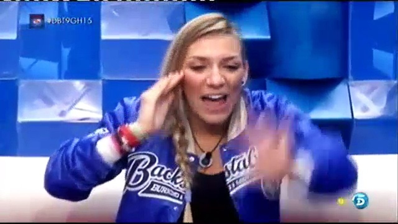 Edredoning fraternal Paula y Luis se besan dentro y fuera de las sábanas